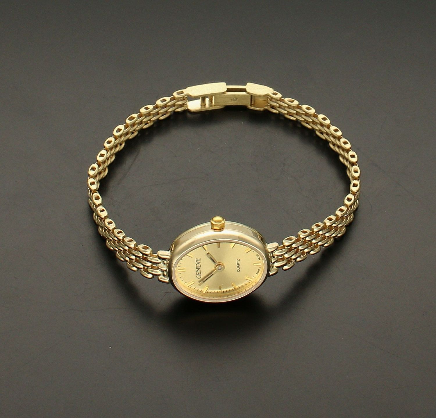 Damski zegarek złoty GENEVE ZG 147 wyposażony jest w kwarcowy mechanizm, zasilany za pomocą baterii. Posiada bardzo wysoką dokładność mierzenia czasu +- 10 sekund w przeciągu 30 d (2).jpg